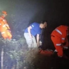 V&Iacute;DEO: mulher &eacute; resgatada ap&oacute;s cair em trilha no Parque do Itacolomi, em Ouro Preto