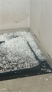 Chuva de granizo atinge bairros de Divinópolis na noite desta segunda-feira (01)