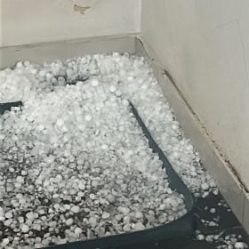 Chuva de granizo atinge bairros de Divinópolis na noite desta segunda-feira (01)