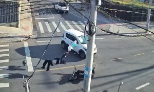VÍDEO: motociclista é arremessado após acidente ao lado da Arena MRV, em BH