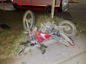 Acidente entre moto e caminhonete deixa homem ferido na MG-050