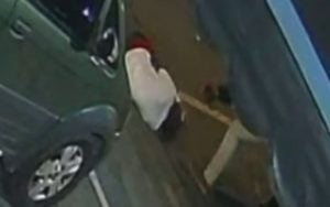 V&Iacute;DEO: homem &eacute; morto a tiros em BH e mulher que passava pelo local fica ferida