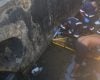 Motociclista bate em meio-fio e cai dentro de córrego em BH
