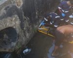 Motociclista bate em meio-fio e cai dentro de córrego em BH