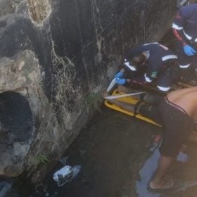 Motociclista bate em meio-fio e cai dentro de c&oacute;rrego em BH