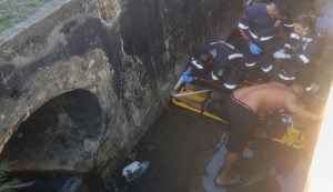 Motociclista bate em meio-fio e cai dentro de córrego em BH