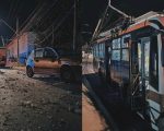 Ônibus do transporte metropolitano perde freio, bate em carros e derruba poste em BH