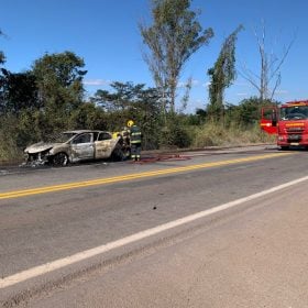 Incêndio em veículo mobiliza Bombeiros e fecha BR-494 em Divinópolis
