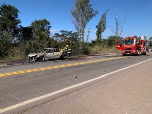 Incêndio em veículo mobiliza Bombeiros e fecha BR-494 em Divinópolis
