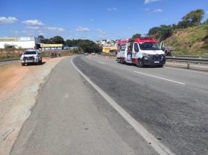 Acidente na MG-050 deixa motociclista ferido próximo a Divinópolis