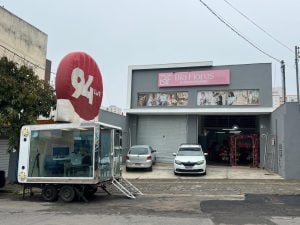Se apaixone com o Dia dos Namorados do Estúdio Móvel da 94 LIVE na Bia Flores e Decorações