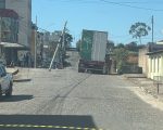 Caminhão atinge poste no Rancho Alegre e interdita via em Divinópolis