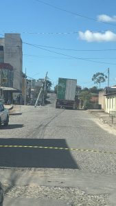 Caminhão atinge poste no Rancho Alegre e interdita via em Divinópolis