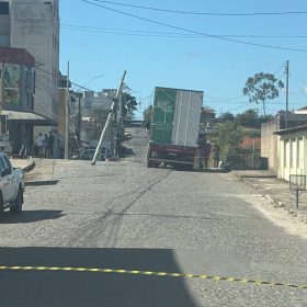 Caminhão atinge poste no Rancho Alegre e interdita via em Divinópolis