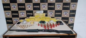 Pitangui: Mulher &eacute; presa com drogas, muni&ccedil;&otilde;es e arma