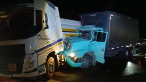 Acidente provoca interdi&ccedil;&atilde;o parcial da BR-262 em Igaratinga