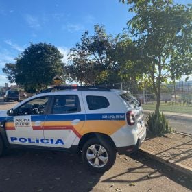 Homem embriagado é preso após desacatar policiais em Itaúna