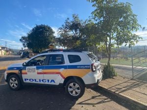 Homem embriagado é preso após desacatar policiais em Itaúna