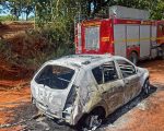 Carro pega fogo e é destruído por incêndio na zona rural de Formiga