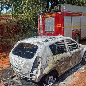 Carro pega fogo e é destruído por incêndio na zona rural de Formiga