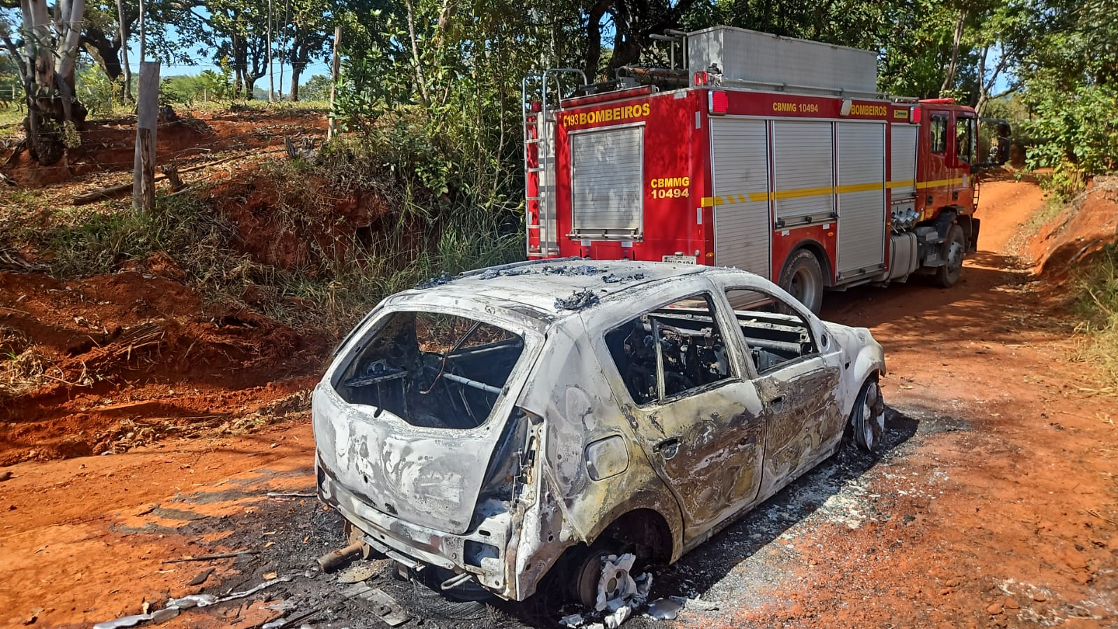 Carro pega fogo e &eacute; destru&iacute;do por inc&ecirc;ndio na zona rural de Formiga