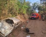 Motorista fica ferido ap&oacute;s carro capotar e cair em barranco na MG-170, em Lagoa da Prata