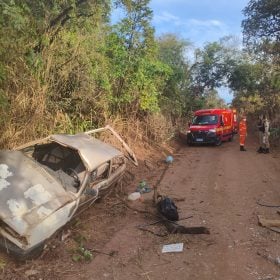 Motorista fica ferido após carro capotar e cair em barranco na MG-170, em Lagoa da Prata