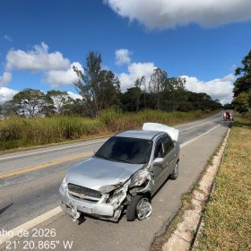 Colisão entre carro e carreta na MG-050 em Formiga