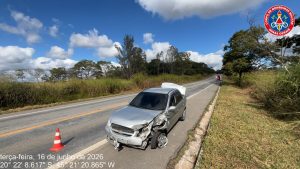 Colisão entre carro e carreta na MG-050 em Formiga