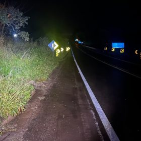 Motorista perde controle em curva na MG-050 e carro bate contra árvore em Itaúna