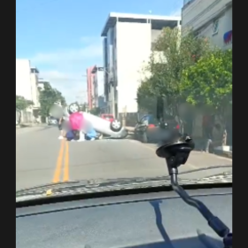 VÍDEO: Mulher fica ferida após carro capotar no bairro São José, em Divinópolis