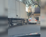 VÍDEO: Caminhão tenta manobra no Centro de Divinópolis e bate em carro