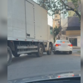 VÍDEO: Caminhão tenta manobra no Centro de Divinópolis e bate em carro