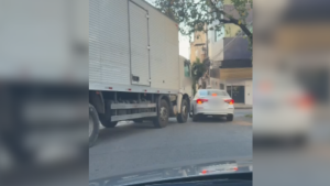 V&Iacute;DEO: Caminh&atilde;o tenta manobra no Centro de Divin&oacute;polis e bate em carro