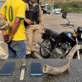 Homem usa berrante como arma falsa e é preso após série de roubos em Carmo da Mata
