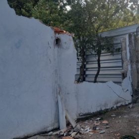 Caminhão desgovernado atinge muro de escola em Divinópolis