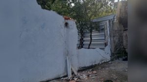 Caminhão desgovernado atinge muro de escola em Divinópolis