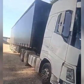 PM recupera carreta roubada que estava abandonada em posto às margens da MG-050