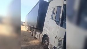 PM recupera carreta roubada que estava abandonada em posto às margens da MG-050
