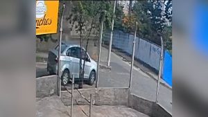 Veja o vídeo: Carro é roubado próximo ao Poliesportivo do Niterói, em Divinópolis
