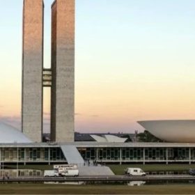 Servidores federais poderão sair mais cedo em dias de jogos do Brasil na Copa