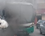 Veja o vídeo: Ônibus de transporte de funcionários pega fogo no Bairro Nações