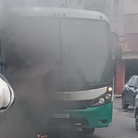 Veja o vídeo: Ônibus de transporte de funcionários pega fogo no Bairro Nações