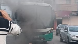 Veja o vídeo: Ônibus de transporte de funcionários pega fogo no Bairro Nações