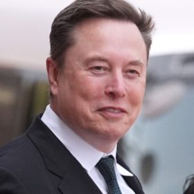 Elon Musk se torna o primeiro trilionário da história