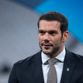 Presidente da CBF é acusado de usar verba da entidade para bancar mulheres em viagens internacionais