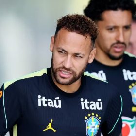Após um mês da lesão, Neymar volta a treinar com bola na Seleção