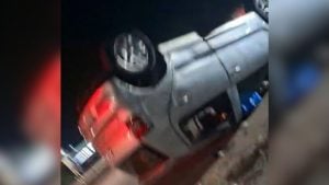 Vídeo: Acidente termina com veículo capotado próximo ao Posto Pratinha, em Divinópolis