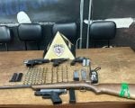 Homem &eacute; preso com armas, muni&ccedil;&otilde;es e cheque de R$ 481 mil em opera&ccedil;&atilde;o da PM em Ita&uacute;na