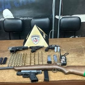Homem é preso com armas, munições e cheque de R$ 481 mil em operação da PM em Itaúna